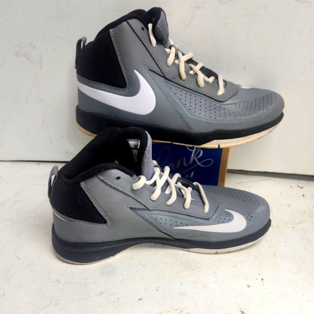 Nike Team Hustle D7 747998-009 Basketball Shoes Sneakers Size 7Y Boys Gray